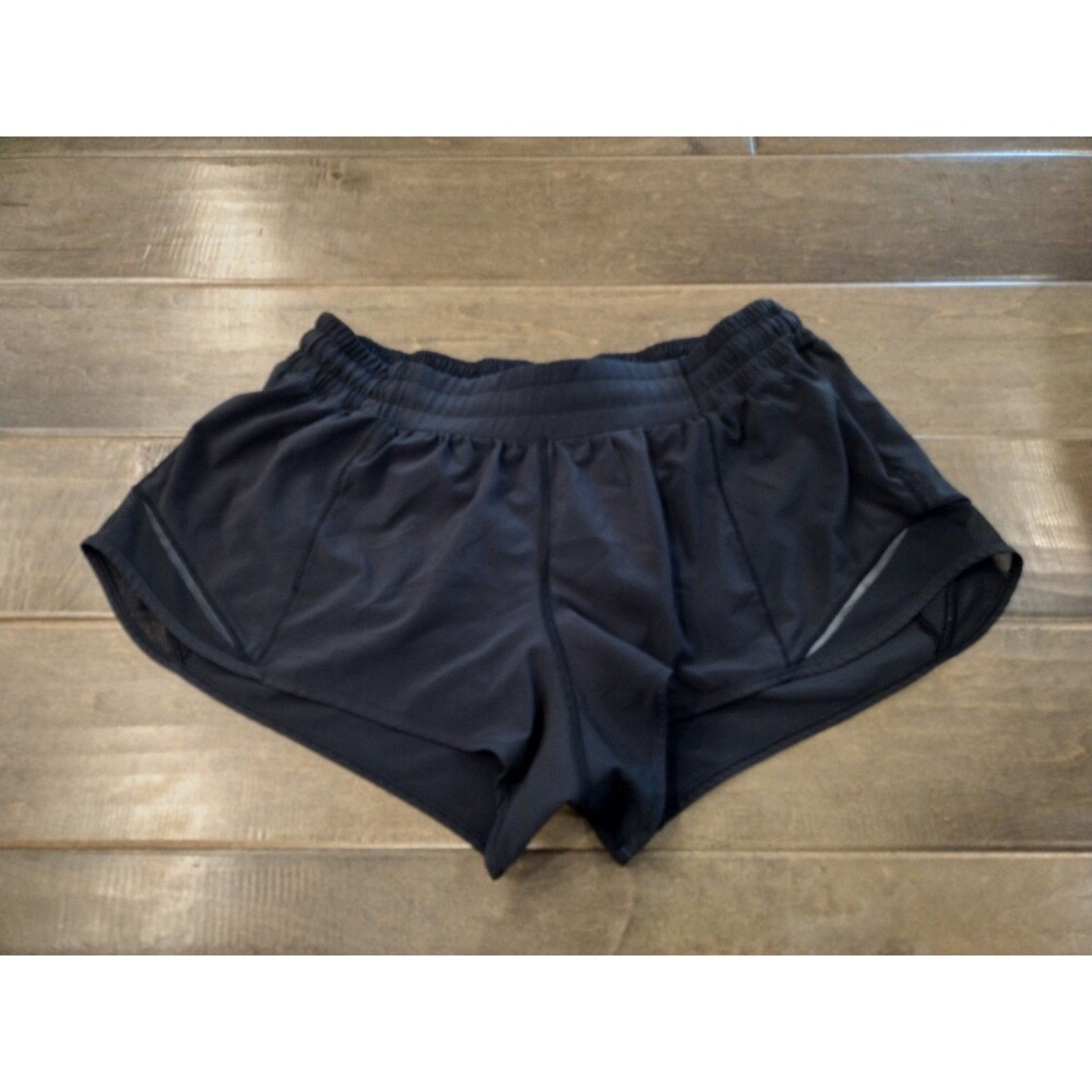 LULULEMON Women's Hotty Hot LR Low Rise black 2.5" shorts - size 10 EUC